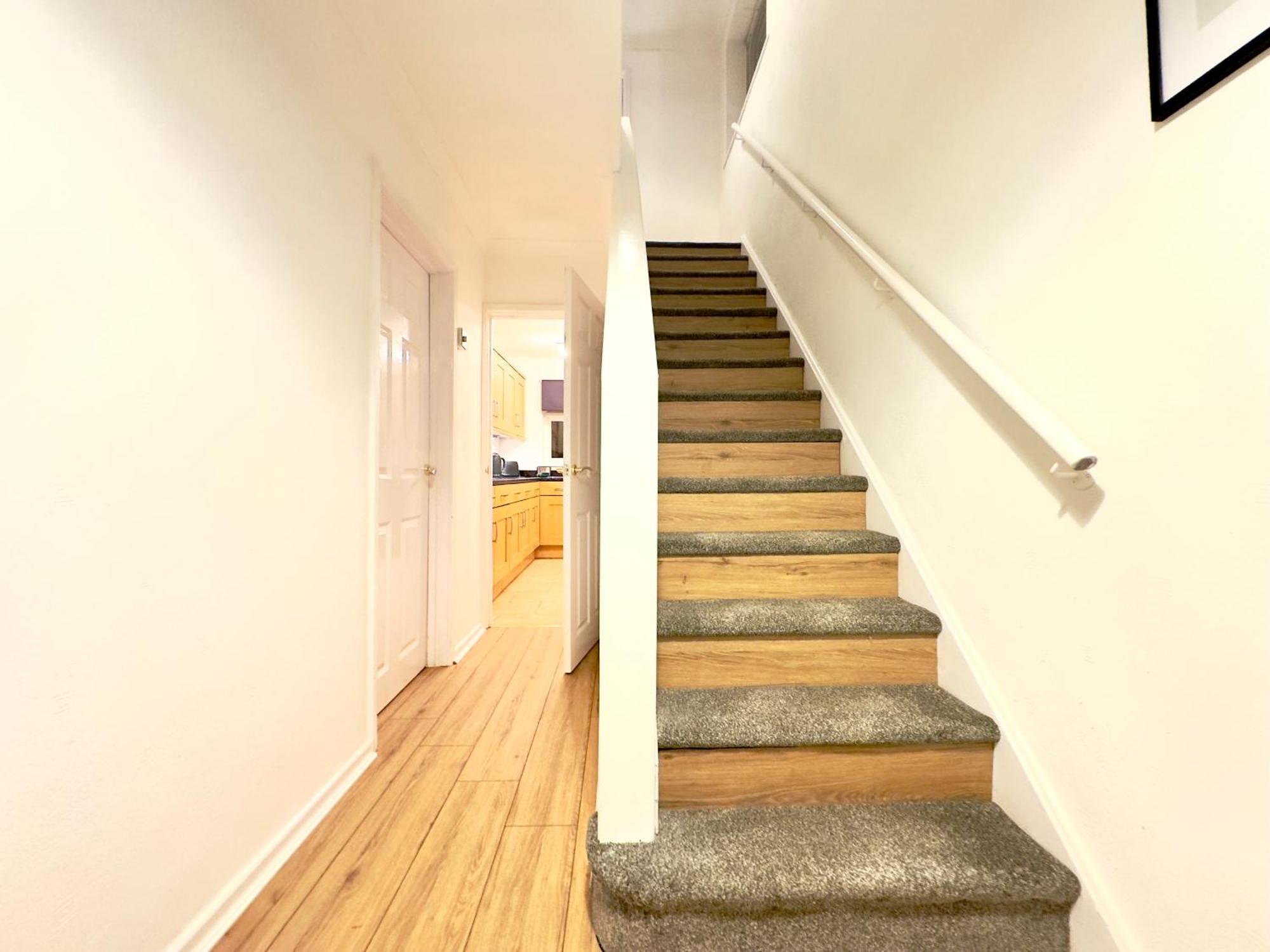 Rnm - Business Professionals Ready, Cost Effective For Large Stays! 3 Bedroom Lounge, Private Access & Entire Place, Kitchen & Washroom With Amenities, Smart Tv, Easy Access, Fast Wifi, Large Driveway, Great Transport Links, Near Worcester Hospital A Dış mekan fotoğraf