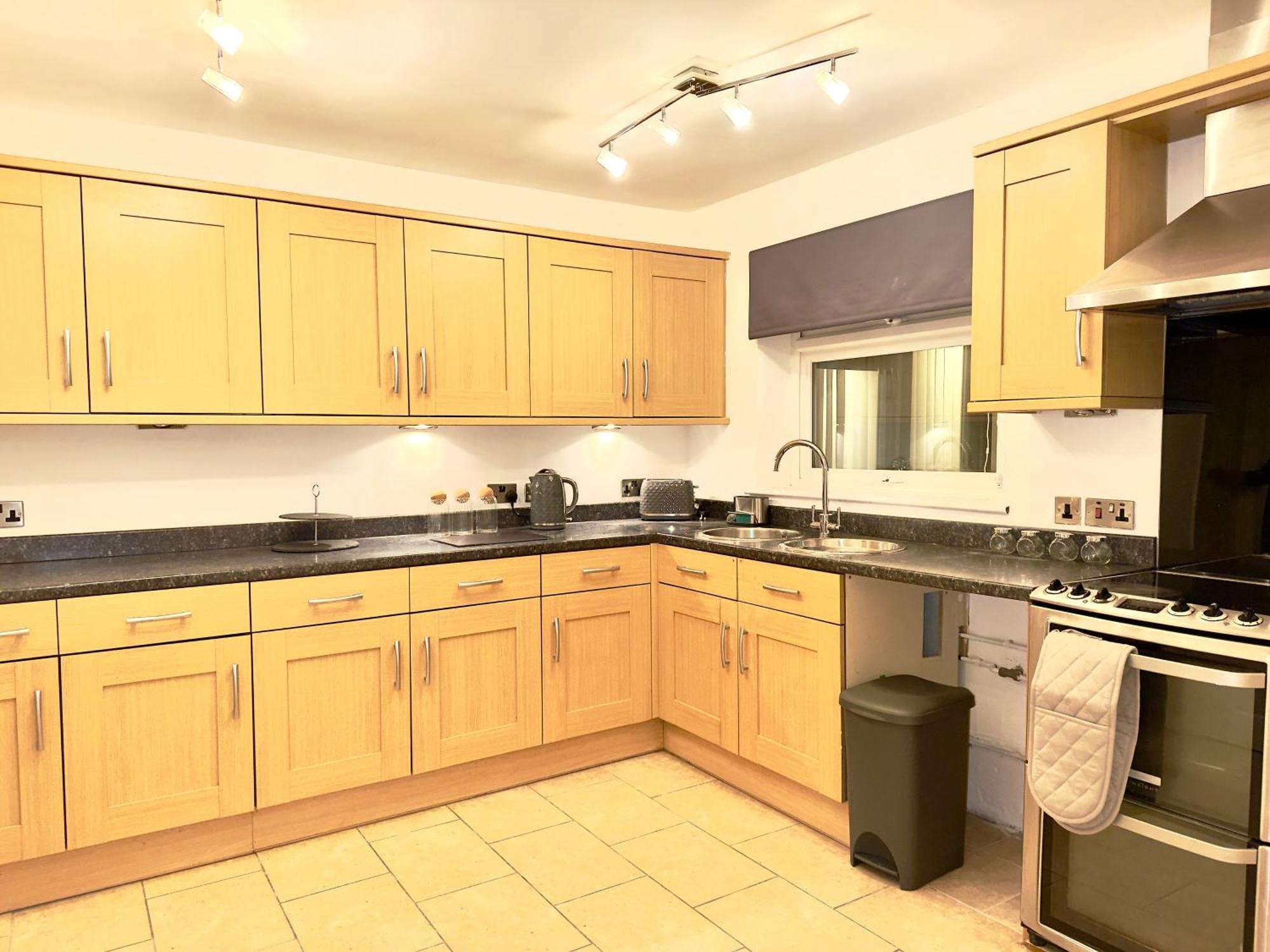 Rnm - Business Professionals Ready, Cost Effective For Large Stays! 3 Bedroom Lounge, Private Access & Entire Place, Kitchen & Washroom With Amenities, Smart Tv, Easy Access, Fast Wifi, Large Driveway, Great Transport Links, Near Worcester Hospital A Dış mekan fotoğraf