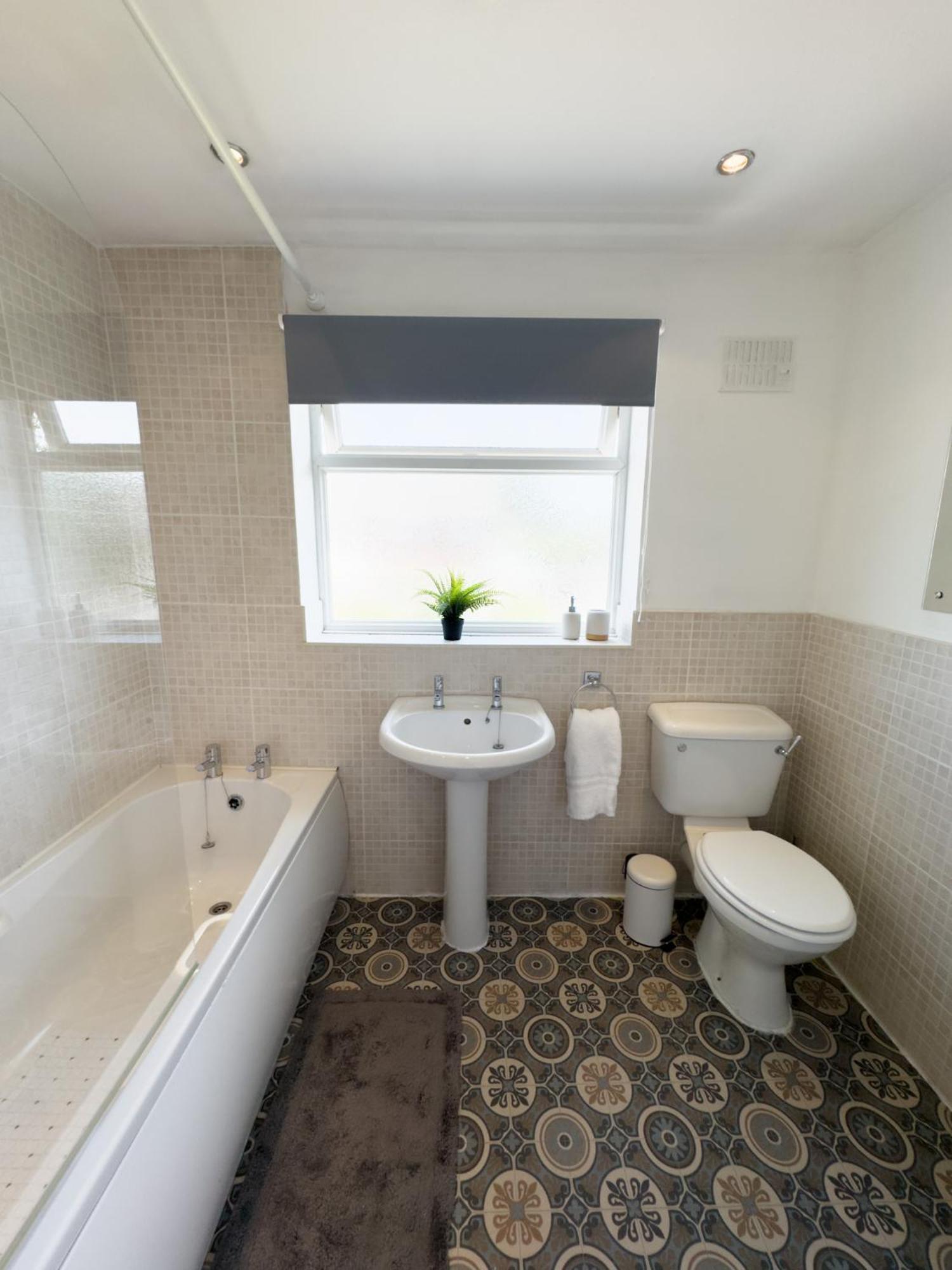 Rnm - Business Professionals Ready, Cost Effective For Large Stays! 3 Bedroom Lounge, Private Access & Entire Place, Kitchen & Washroom With Amenities, Smart Tv, Easy Access, Fast Wifi, Large Driveway, Great Transport Links, Near Worcester Hospital A Dış mekan fotoğraf